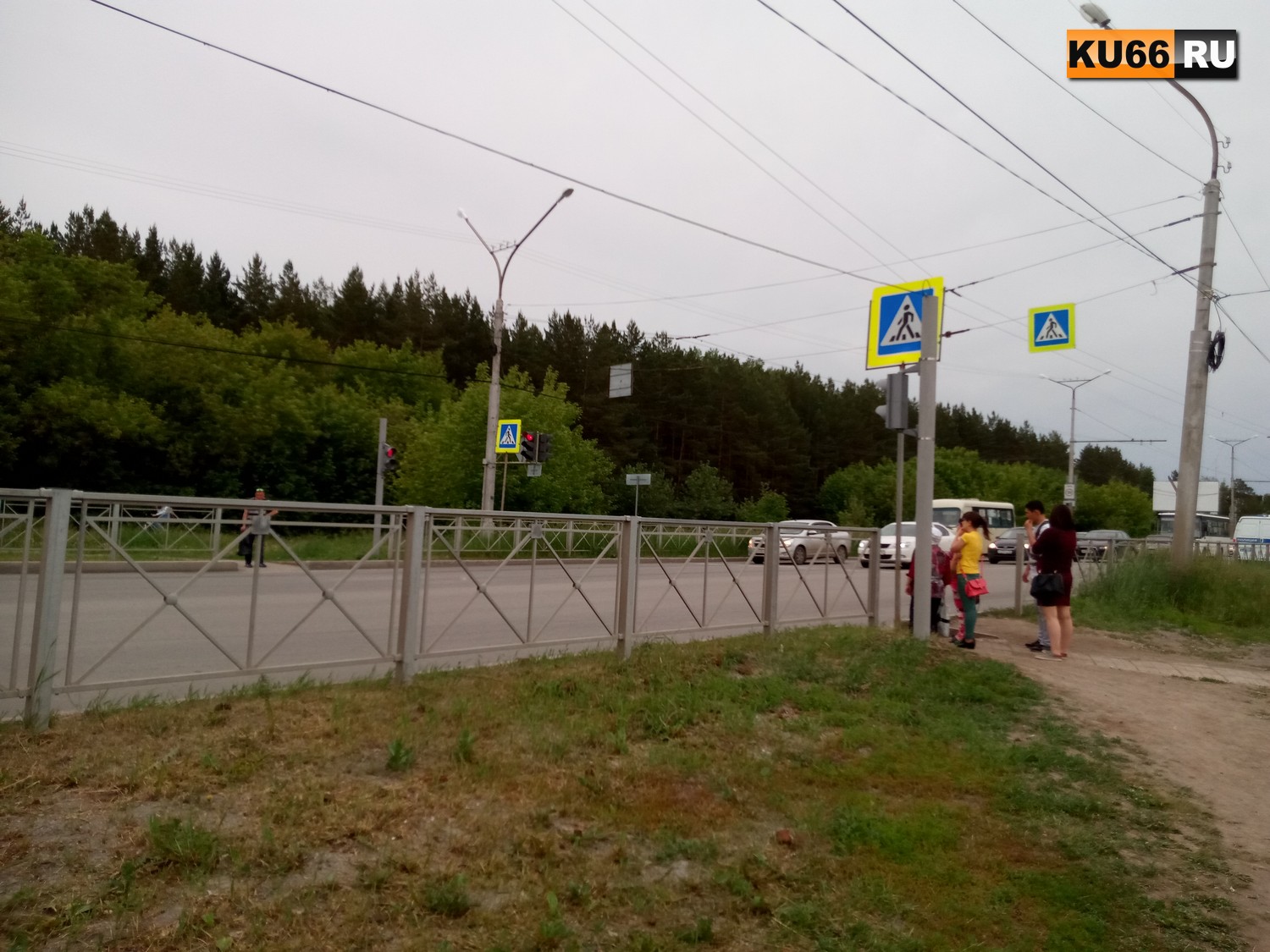 Переходить важный перекресток в Каменске-Уральском на пути в Разгуляевский парк и на мототрассу пешеходам стало безопаснее. ФОТО