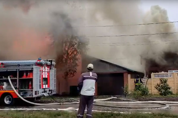 В Каменске-Уральском за час сгорели два коттеджа В Каменске-Уральском за час сгорели два коттеджа