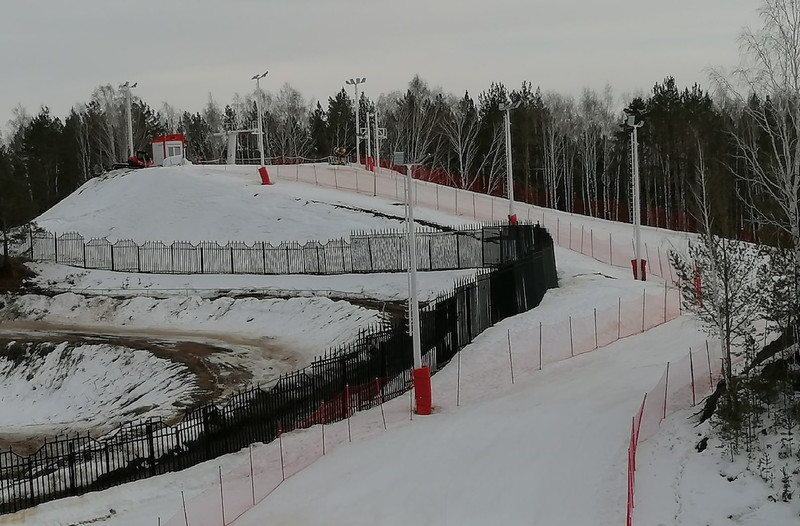Горожане катаются, спортсмены занимаются, прокат свернут: несмотря на плюсовые температуры ГЛК «Богатырек» в Каменске-Уральском еще работает
