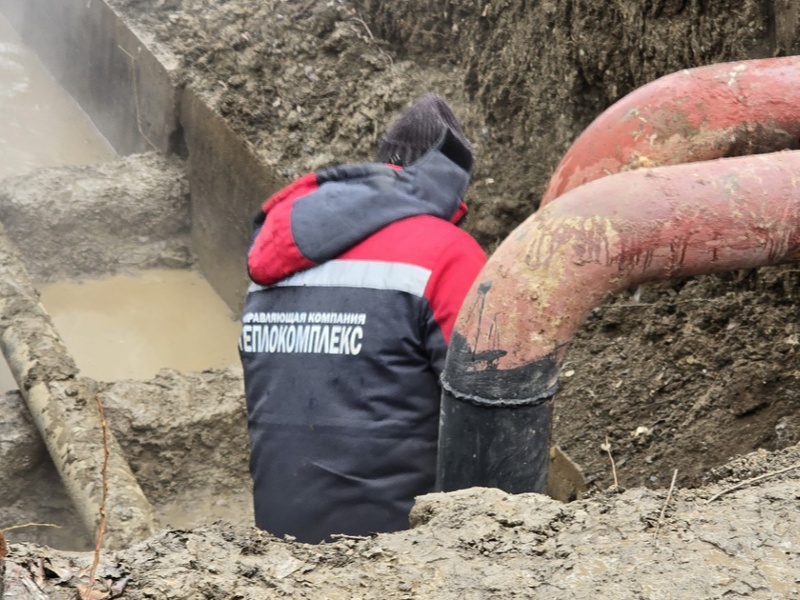 «Труба капризничает из-за перепадов температуры»: ремонтники Каменска-Уральского борются с течью | В Каменске-Уральском ремонтируют теплотрассу возле СКЦ и БЦ «Петровский»