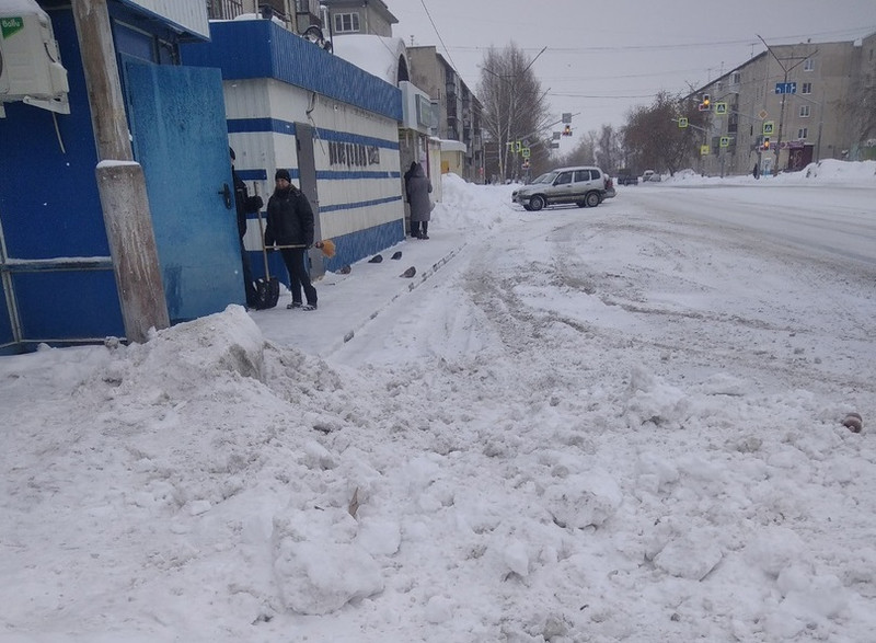 «Кто создаёт аварийные ситуации?» — жители Каменска-Уральского снова бьют тревогу из-за снежных завалов