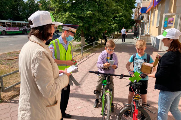 Дорожные полицейские и сотрудники библиотеки имени П.П. Бажова поздравили каменцев с Всемирным днем велосипеда