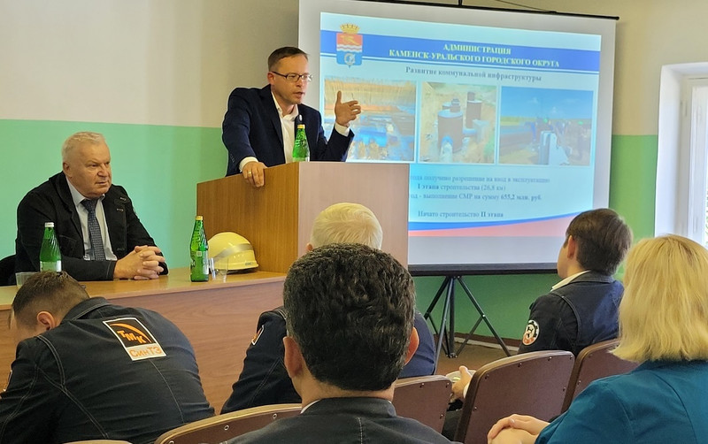 Герасимов за месяц до губернаторских выборов начал встречи с каменцами — рассказывает о выполнении своей программы действий