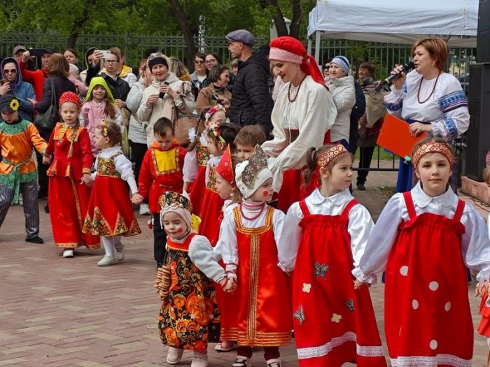 Народные костюмы и танцы объединили каменцев на Дне славянской культуры и письменности | День славянской культуры и письменности отметили в Каменске-Уральском
