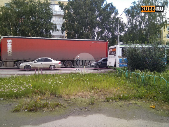 Водитель маршрутного автобуса протаранил две автомашины в Каменске, стоящие на встречной полосе. К счастью, без пострадавших. ФОТО, ВИДЕО