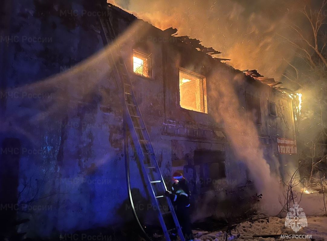 В Каменске-Уральском вспыхнул двухэтажный дом | На Урале загорелся двухэтажный дом