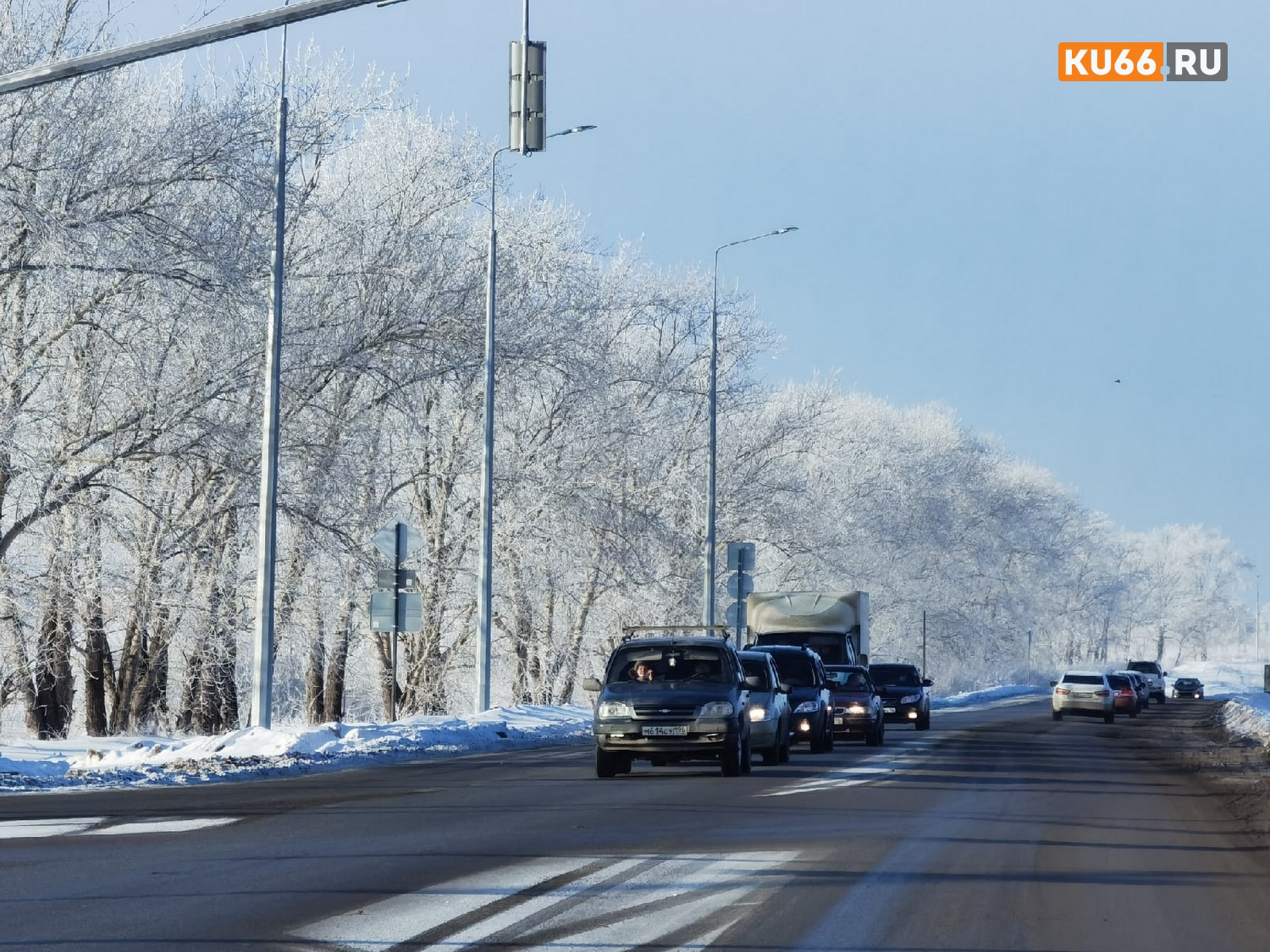 Автомобилистов Каменска-Уральского предупредили об опасной дорожной обстановке и предложили в ближайшие дни пересесть на автобусы