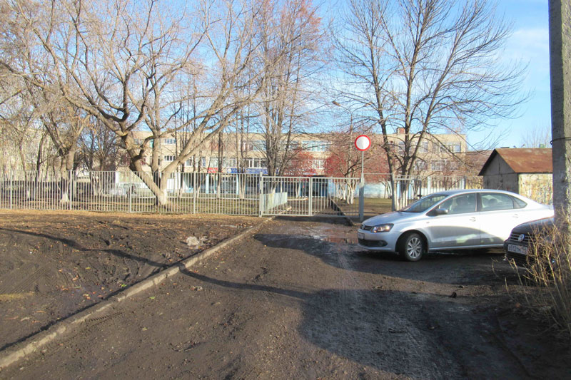Мэр обошел вокруг «самой запущенной» школы в Каменске. «Там грязи по колено было еще в 1989 году...» Говорят, скоро будет новый тротуар