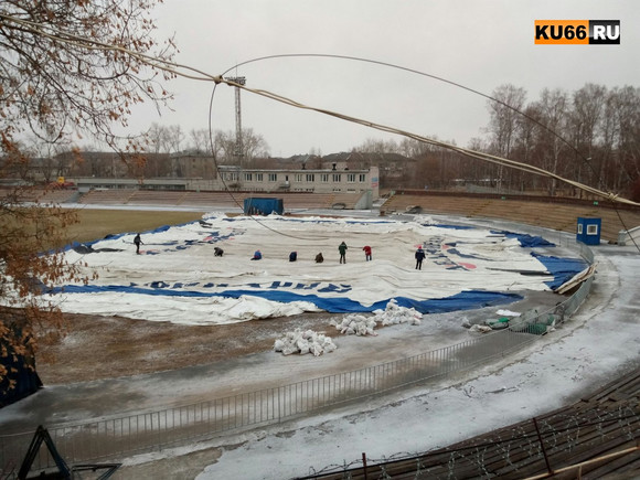 В Каменске-Уральском откроется московский дельфинарий. Сейчас на стадионе «Синара» готовятся к встрече с морскими «артистами». ФОТО