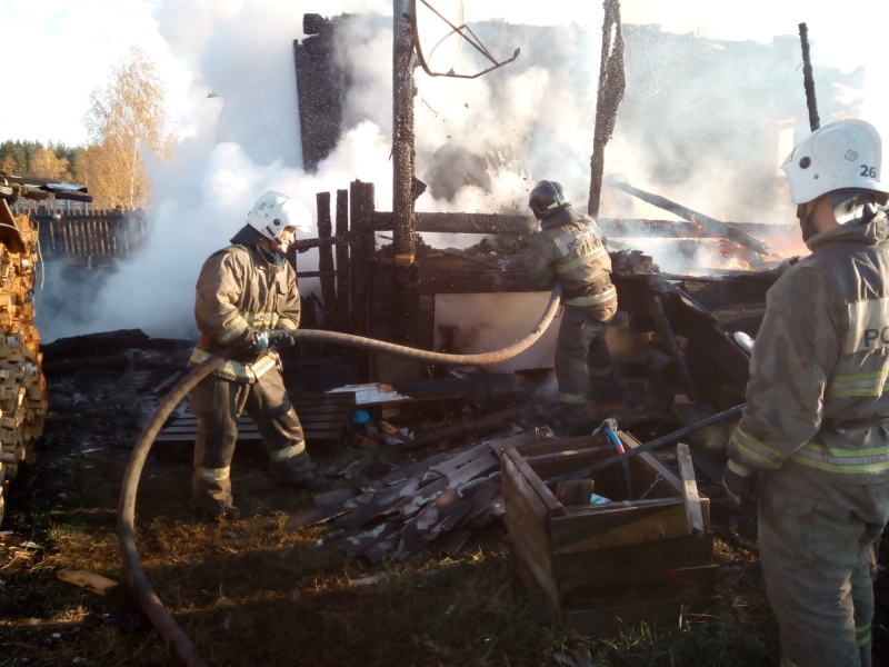 Накануне утром под Каменском-Уральским сгорели баня и частный жилой дом на две семьи