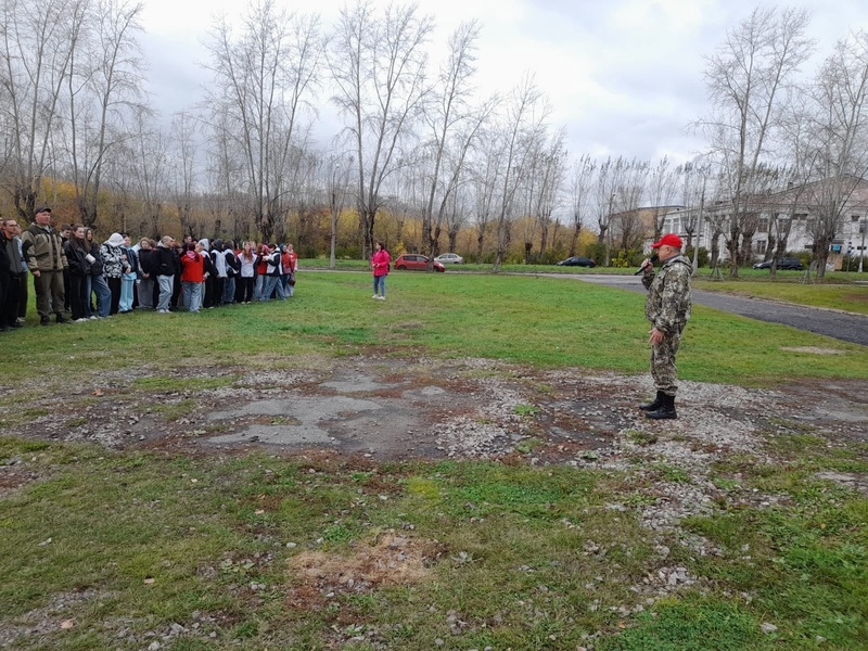 Студенты, волонтёры и депутаты вышли на субботник и очистили железнодорожные пути в Каменске-Уральском | В Каменске-Уральском продолжаются экологические субботники до середины октября