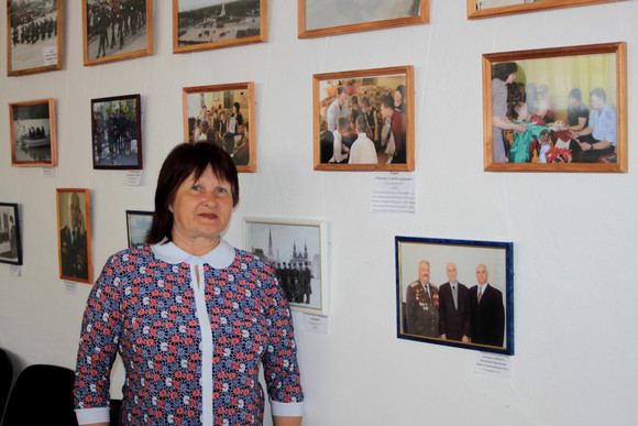 Каменцы, для которых патриотизм — не пустой звук, собрались в библиотеке на открытие выставки «Времен переплетение» ко Дню Победы