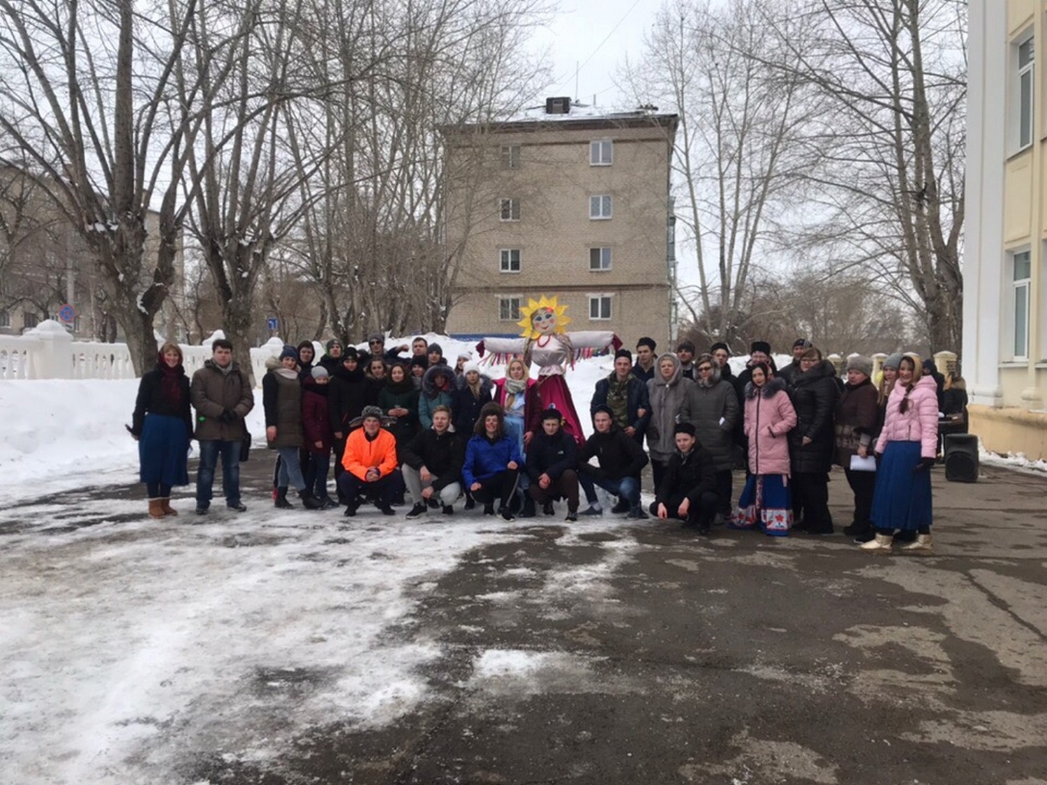 Масленица для студентов колледжа в Каменске-Уральском: вместо скучной лекции – праздник во дворе с поеданием блинов на скорость Масленица для студентов колледжа в Каменске-Уральском: вместо скучной лекции – праздник во дворе с поеданием блинов на скорость