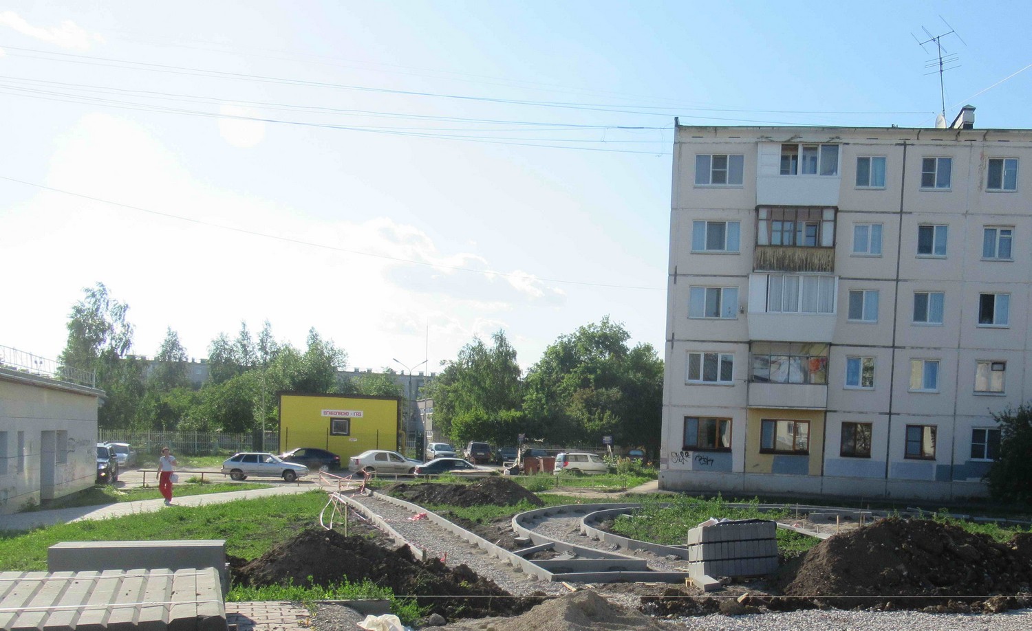 В Каменске продолжается благоустройство: работа кипит в сквере Тимирязева и двух дворах – на Челябинской и Кирова. Контролируют жители