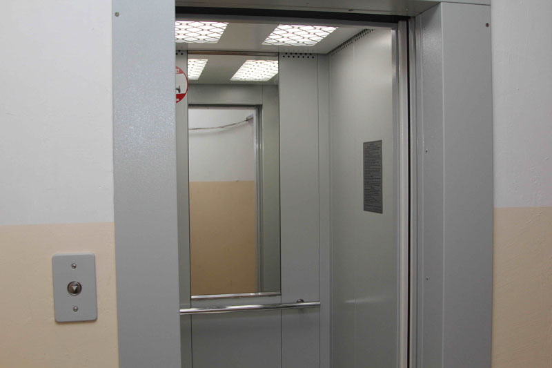 «Результатом очень довольны». В Каменске-Уральском полным ходом идут работы по замене лифтов. Вспоминаем, как это было в прошлые годы