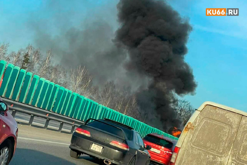 «Слышно взрывы, движение парализовано». На Тюменском тракте загорелись бензовоз и две фуры