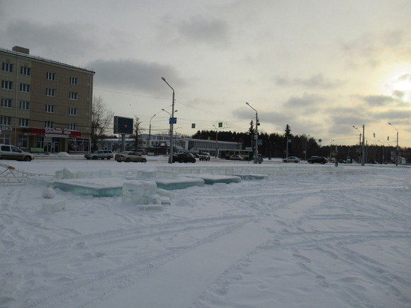 Погода подшутила над строителями новогоднего городка в центре Каменска-Уральского. Лед на реке оказался слишком тонким для создания фигур…