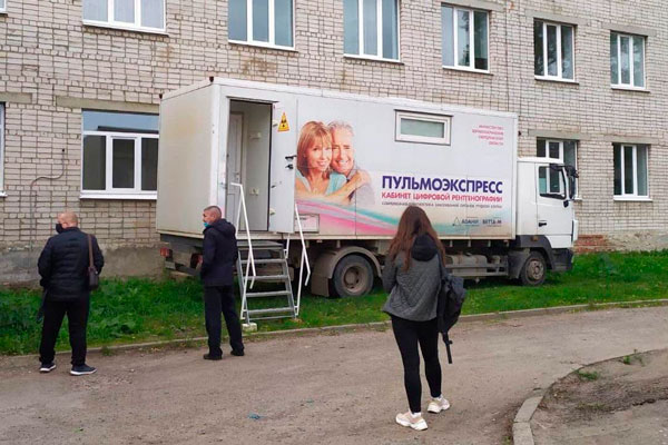 Для удобства жителей Каменска-Уральского до конца июля у поликлиники № 2 будет работать передвижной флюорографический комплекс