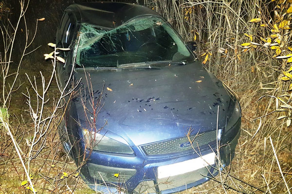 Инспекторы ГИБДД разбираются в ДТП, случившемся полтора месяца назад: кто-то рассыпал щебенку и женщина-водитель Форда «ушла» в кювет