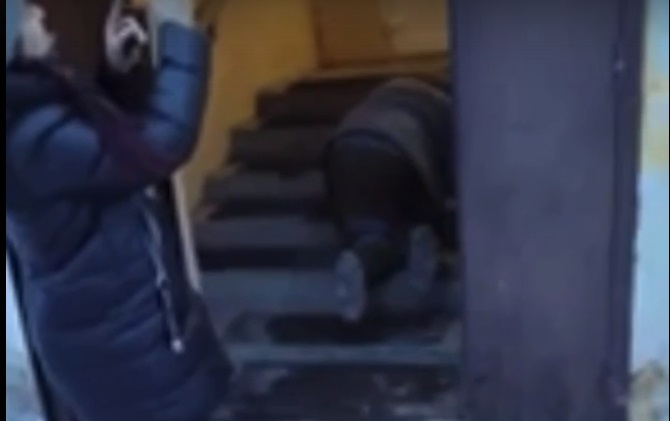 В Каменске-Уральском мужчина полз по лестнице в больнице. Прокуратура начала проверку В Каменске-Уральском мужчина полз по лестнице в больнице. Прокуратура начала проверку