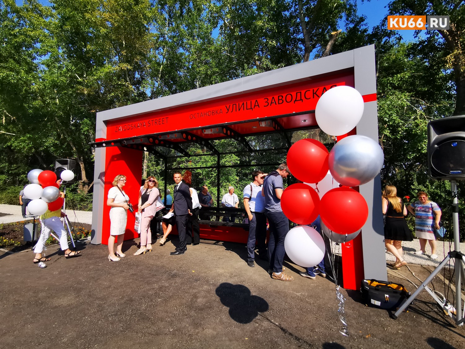 Умная остановка - Вашему вниманию. Открывать ее в Каменске-Уральский приехал министр транспорта и связи. И заявил: «Город изменился...»