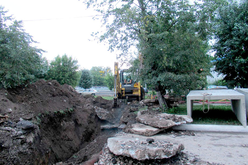 Каменск-Уральский этим летом - одна большая стройплощадка. Дожди добавляют неудобств: жители недовольны, власти просят терпеть...