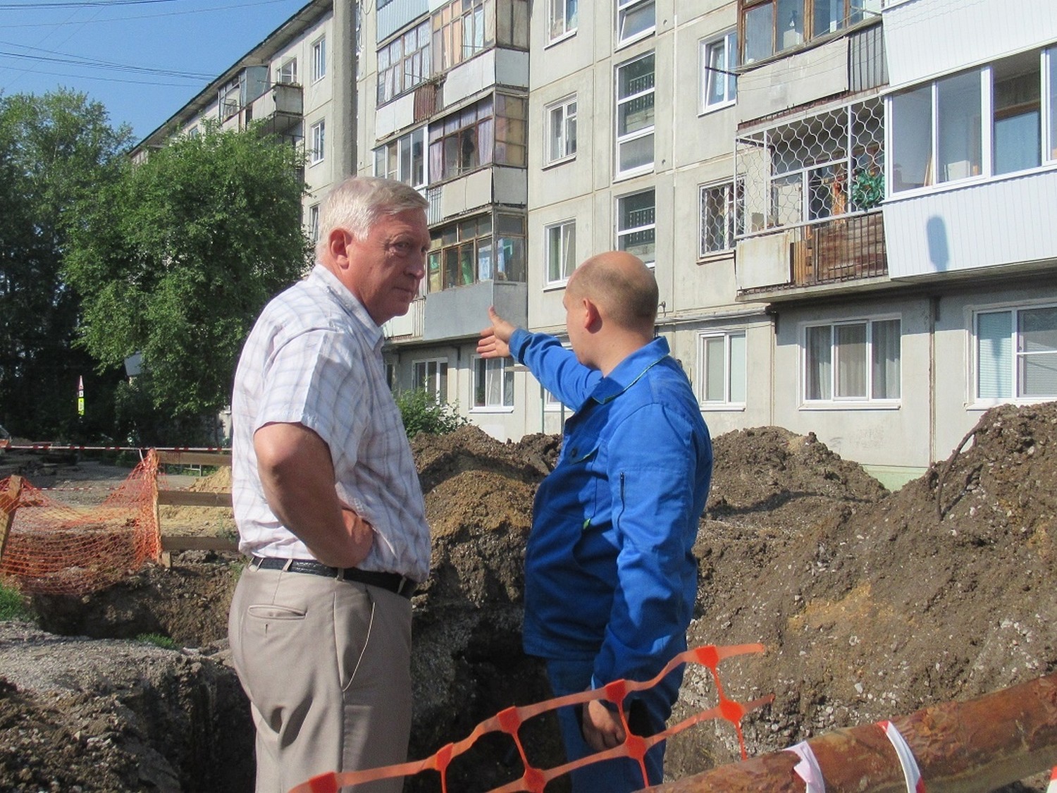 В одном из «счастливых» дворов Каменска-Уральского усердно меняют инженерные сети. С проверкой здесь побывал вице-мэр Гераскин