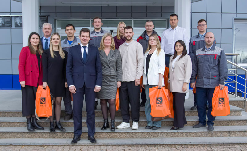 Управляющий директор СинТЗ вручил награды участникам форума «Горизонты – 2025» | Молодые инженеры СинТЗ покорили «Горизонты – 2025» в Сочи