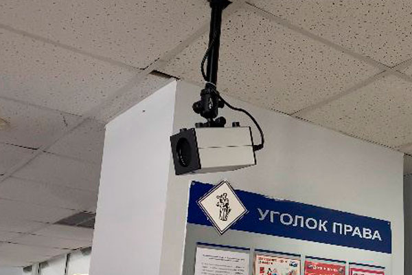 В школах Каменска-Уральского установили тепловизоры, которые помогают избежать очередей при входе внутрь, и работают с высокой точностью