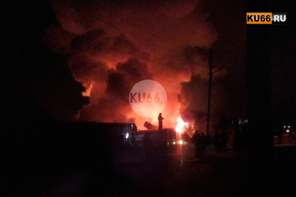 «Проснулись от треска шифера, пожарку вызвали»: в огне в Каменске дотла сгорел жилой дом с постройками, а «ВАЗ-2114» изрядно закоптился