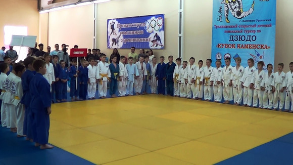 Девятилетние дзюдоисты вышли на татами СК «Олимп» в Каменске-Уральском, чтобы сразиться за лидерство. Главный кубок увезли челябинцы...