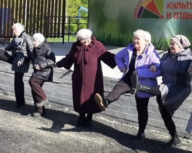 Пенсионерки Каменска-Уральского устроили настоящие зрелищные танцы | Уральские бабушки устроили зрелищные танцы