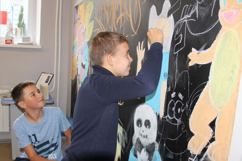 Рэп-баттл, фотовернисаж, круглый стол и хэнд-мейд-класс… Как в библиотеке Каменска-Уральского завершили освоение гранта от «Русала»