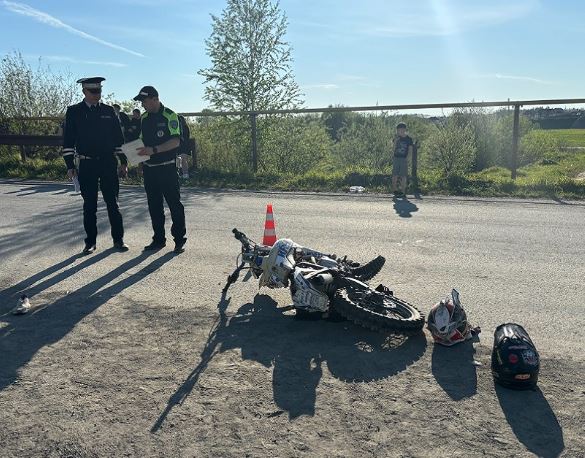 Свердловский водитель минивэна сбил двух подростков на питбайке | На Урале водитель минивэна сбил двух подростков на питбайке