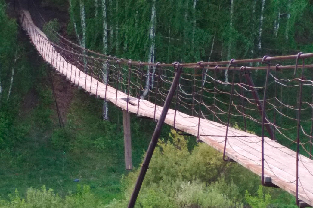 Висячий мост в Каменске-Уральском, которым пользовались садоводы, в пятницу замотали проволокой и закрыли для движения на ремонт