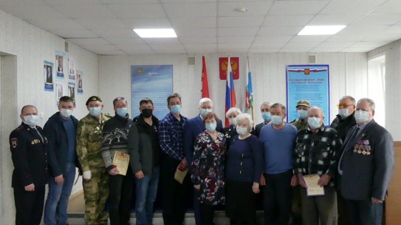 В Каменске знаками почета «За полезное» наградили тех, кто помогал менять или устанавливать памятники погибшим при исполнении полицейским