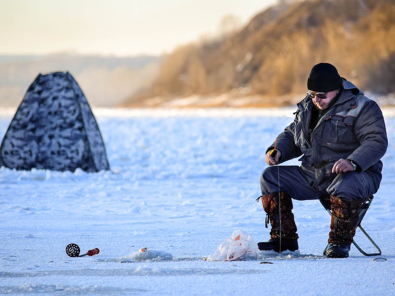 Уральцы открыли зимний сезон рыбалки, несмотря на тонкий лёд. Где и кого они ловят?  | Уральцы начали зимний сезон рыбалки, несмотря на тонкий лёд