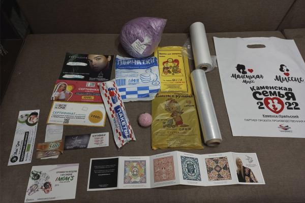 Участницам «Миссис Каменск-Уральский» подарили мусорные пакеты и бахилы