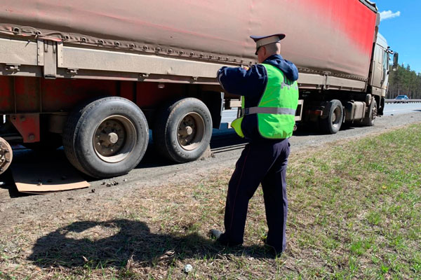 На Тюменском тракте грузовик задавил водителя, который менял колесо
