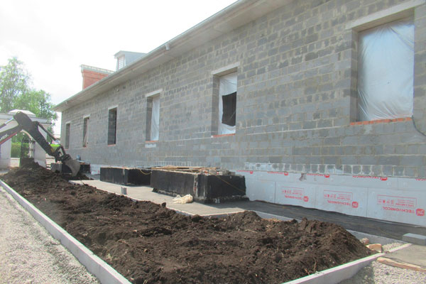 Что там с музеем? Чиновники приехали к строящемуся объекту культурного наследия в Каменске, где у рабочих "каждый шаг регламентирован"