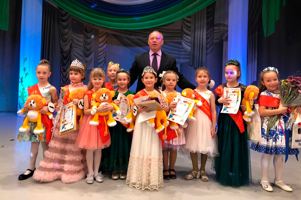 Бажов объединил первоклассниц: лучшие девочки собрались на сцене ДК «Юность» поучаствовать в ежегодном конкурсе. Кто стал самой-самой?