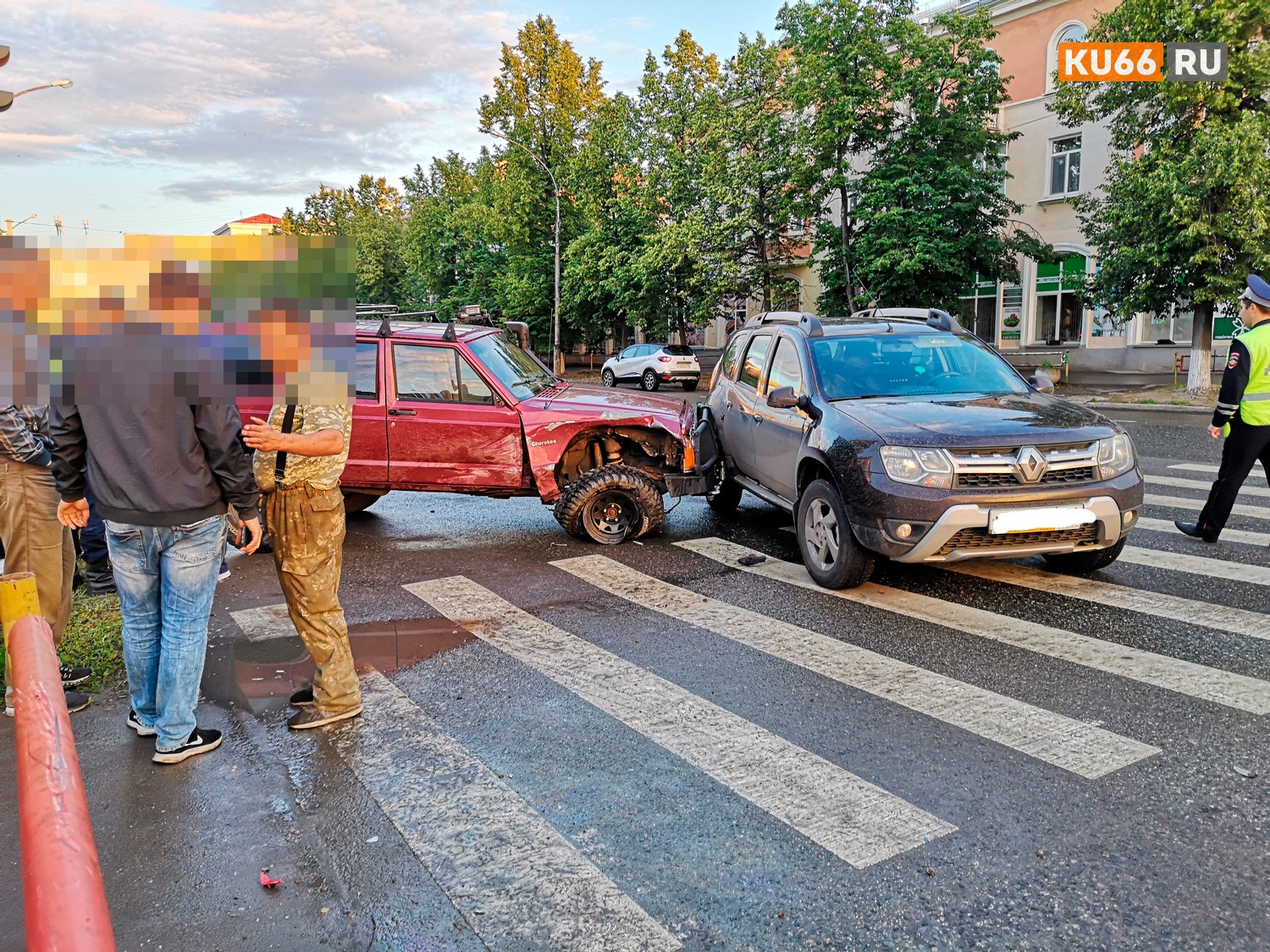 Во всем виноват Jeep Cherokee: подробности ДТП в Каменске-Уральском, где легковушка перевернулась из-за резкого маневра «соседа»