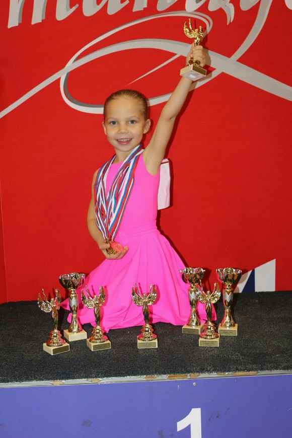 С оглушительных побед началась зима для танцоров из Каменска-Уральского: восемь кубков на всероссийском шоу и два на турнире в столице Урала