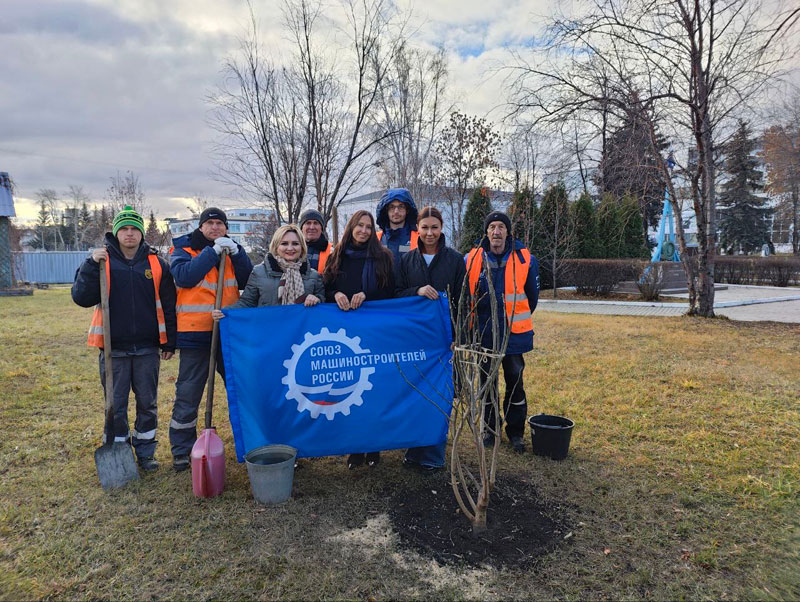 Сотрудники Каменск-Уральского литейного завода высадили 30 деревьев в рамках экологической акции | Каменск-Уральский литейный завод провёл экологическую акцию