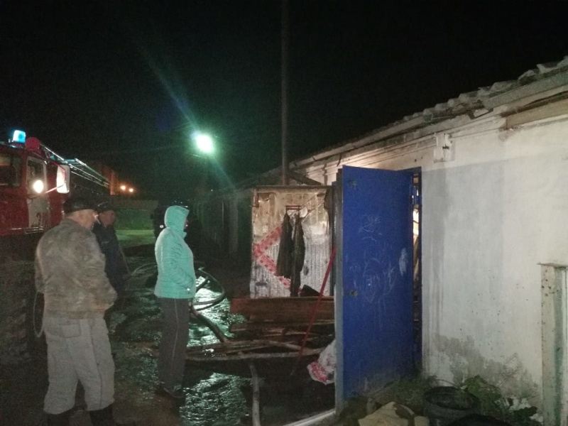 В Каменске-Уральском загорелся заброшенный гараж