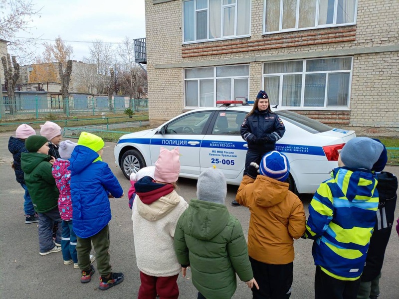 Инспектор ДПС провела уроки безопасности в детсадах Каменска-Уральского | В детсадах Каменска-Уральского малышей научили поведению на дороге