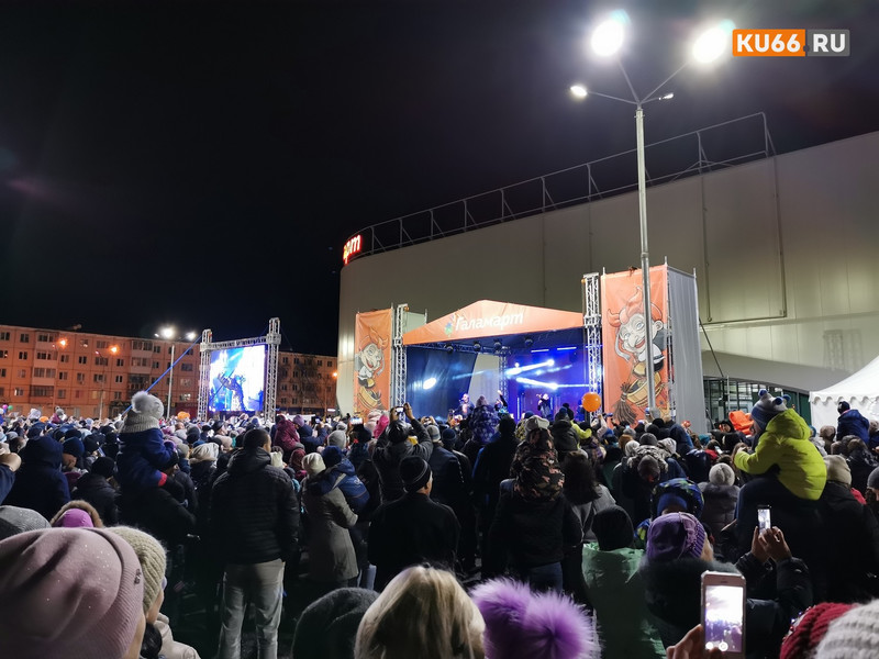 Открытие «Галамарта»: чтобы выиграть автомобиль, каменцы скупали полотенца по 100 руб. А потом слушали «Иванушек International»