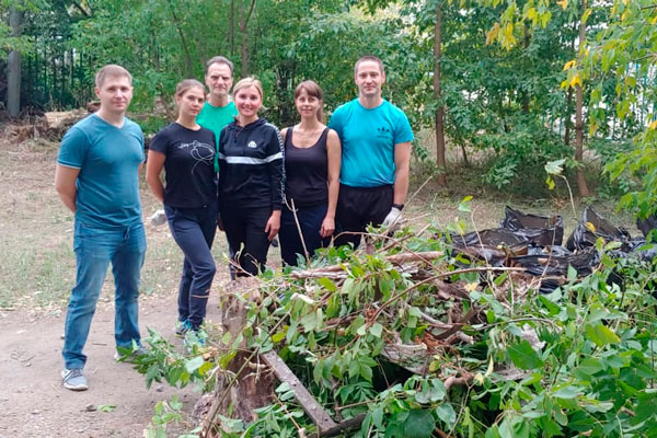 Чиновники администрации устроили пятничный субботник в пос. Первомайский — желающих поддержать их оказалось совсем немного