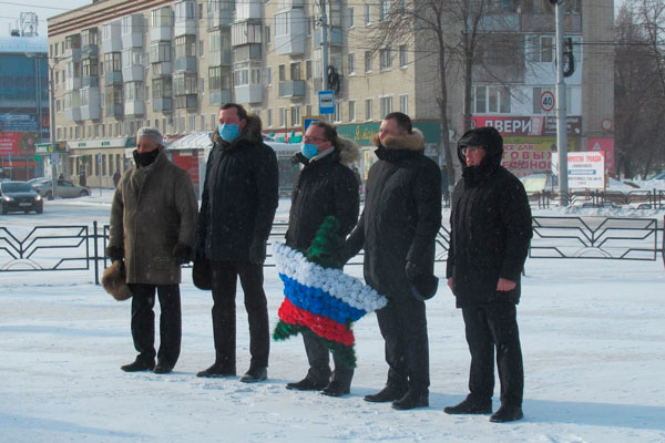 С пафосными речами и минутой молчания: несмотря на мороз, у памятника Кунавину в Каменске-Уральском прошла церемония в память о погибших