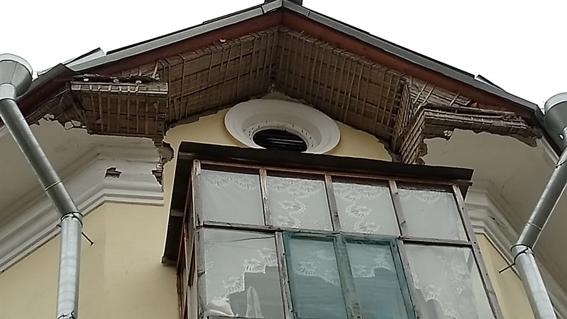 С фасада дома в Каменске-Уральском, который отремонтировали буквально прошлой осенью, облетели куски штукатурки. Чудом люди не пострадали!